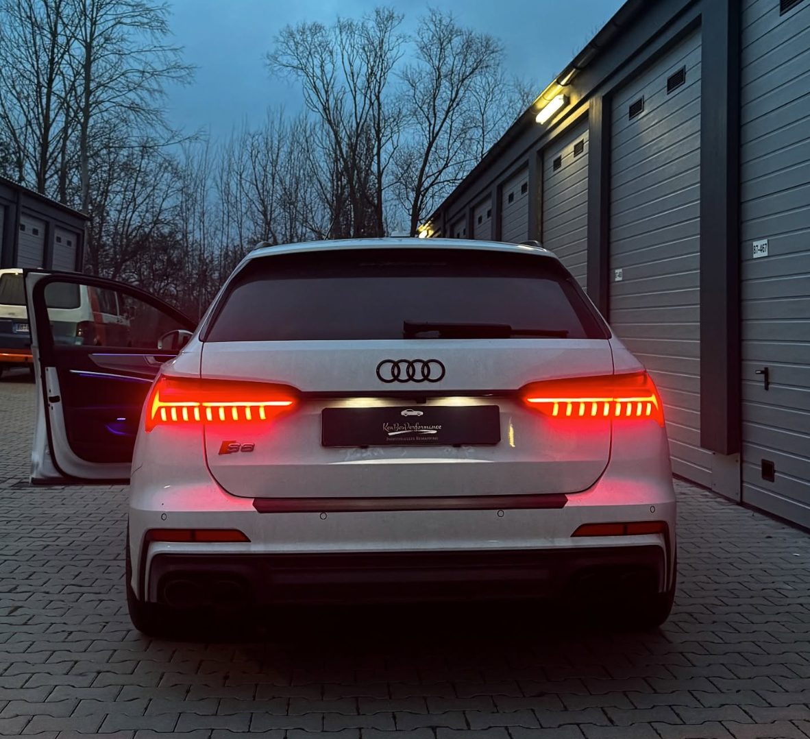 Weißer Audi Avant von hinten in der Abenddämmerung