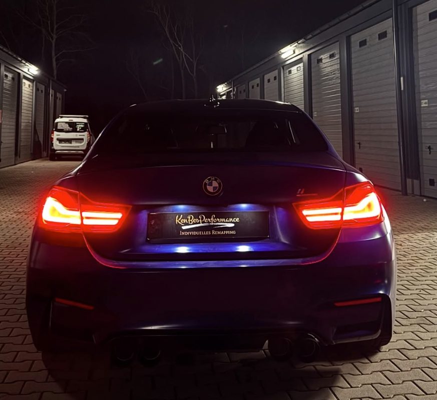 Dunkelblauer BMW von hinten bei Nacht