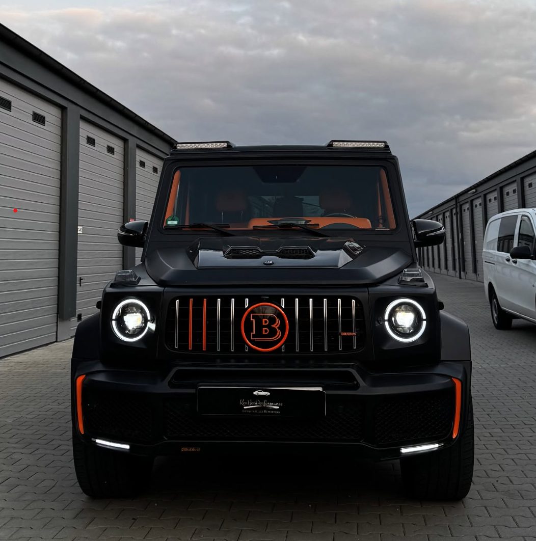 Schwarze Mercedes G-Klasse von vorn