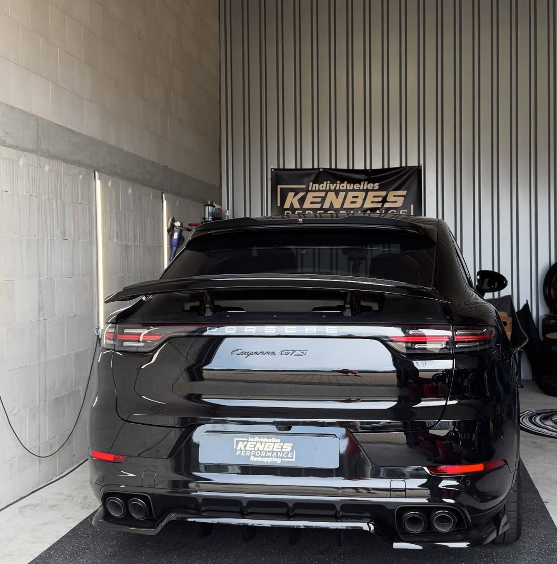 Schwarzer Porsche Cayenne GTS in der Werkstatt